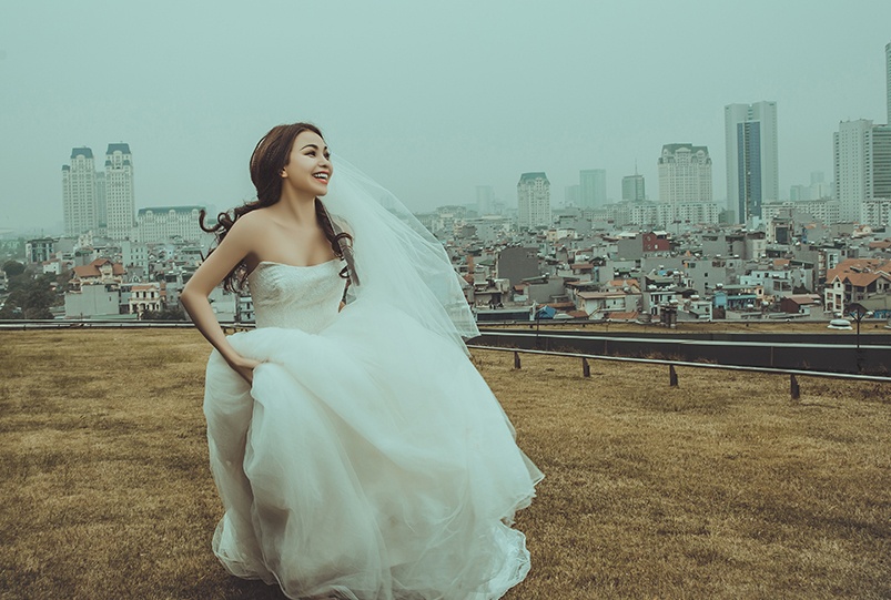 Bộ ảnh được đầu tư thực hiện tại một khách sạn lớn ở Hà Nội. Bối cảnh chụp đa dạng từ trong nhà đến ngoài vườn. Trong bối cảnh thiên nhiên, Trà Ngọc Hằng diễn xuất hồn nhiên, lãng mạn.