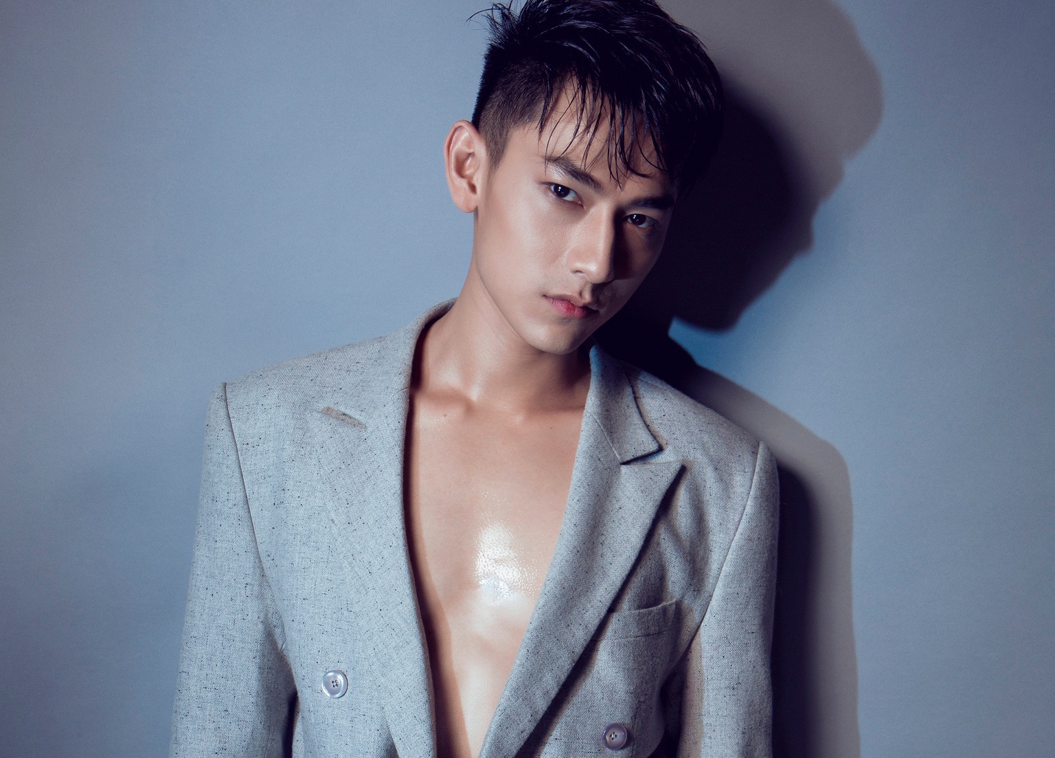 Thu linh 365 khoe ve lanh lung, quyen ru khi dien vest hinh anh