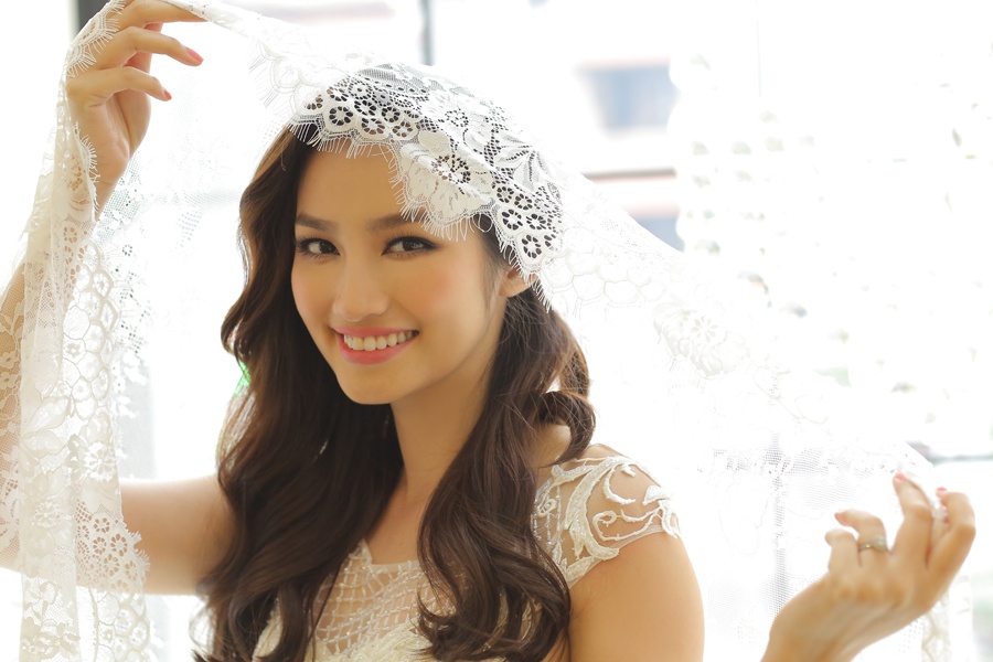 Truc Diem duyen dang khi dien vay cuoi hinh anh