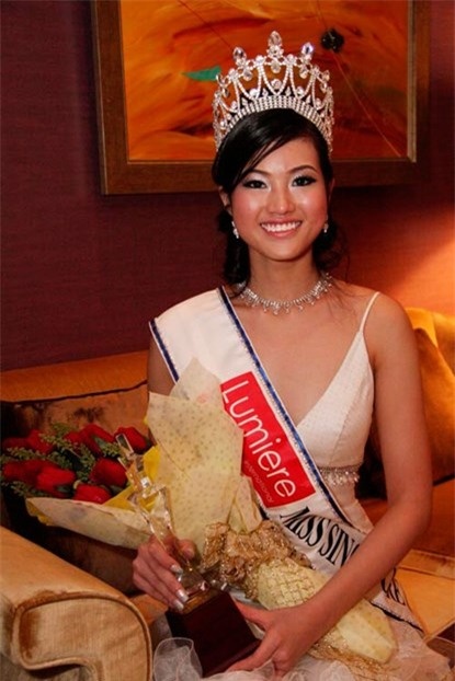 Hoa hậu Singapore - Ris Low phải bỏ ngôi vị vì quá khứ trộm cắp của mình.