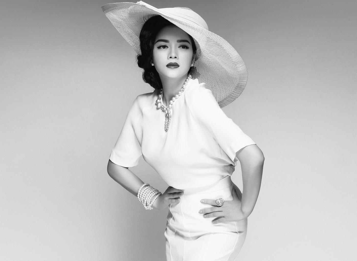 Ly Nha Ky tiet lo ly do bao tro cho trien lam quoc te hinh anh