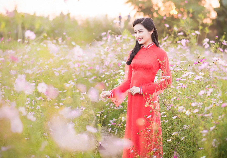 A hau Huyen My dien ao dai duyen dang giua vuon xuan hinh anh