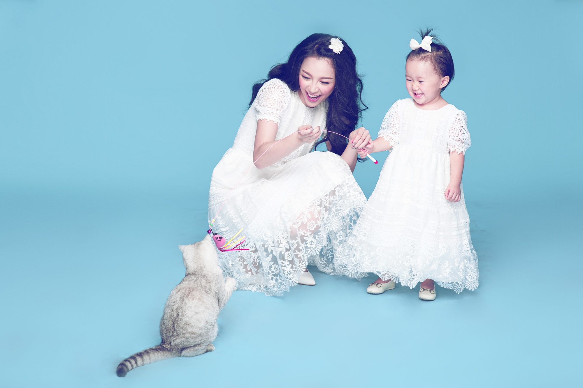 Linh Nga va con gai dien do doi xinh xan hinh anh