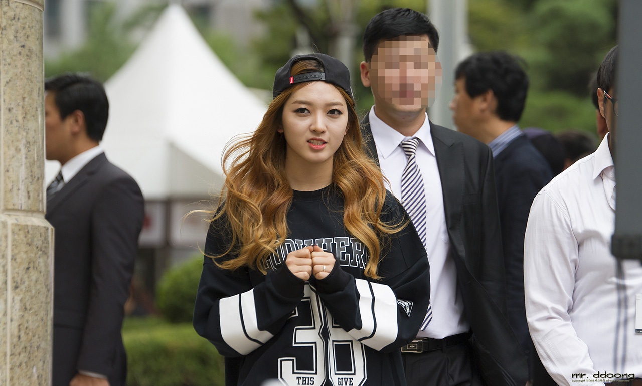 Chanmi (AOA) diện áo số và đội mũ snapback ngược một cách thật tinh nghịch.