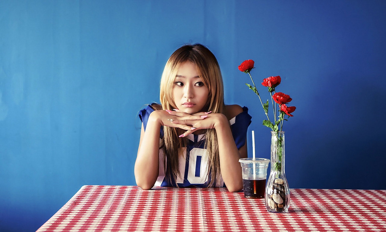 Chiếc áo số10 tròn trịa khiến Hyorin (Sistar) lộ bờ vai hờ hững.