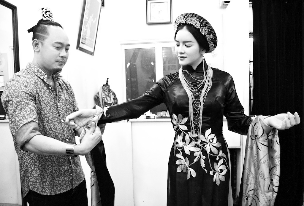 Ly Nha Ky thu ao dai hoang gia truoc khi sang Phap hinh anh