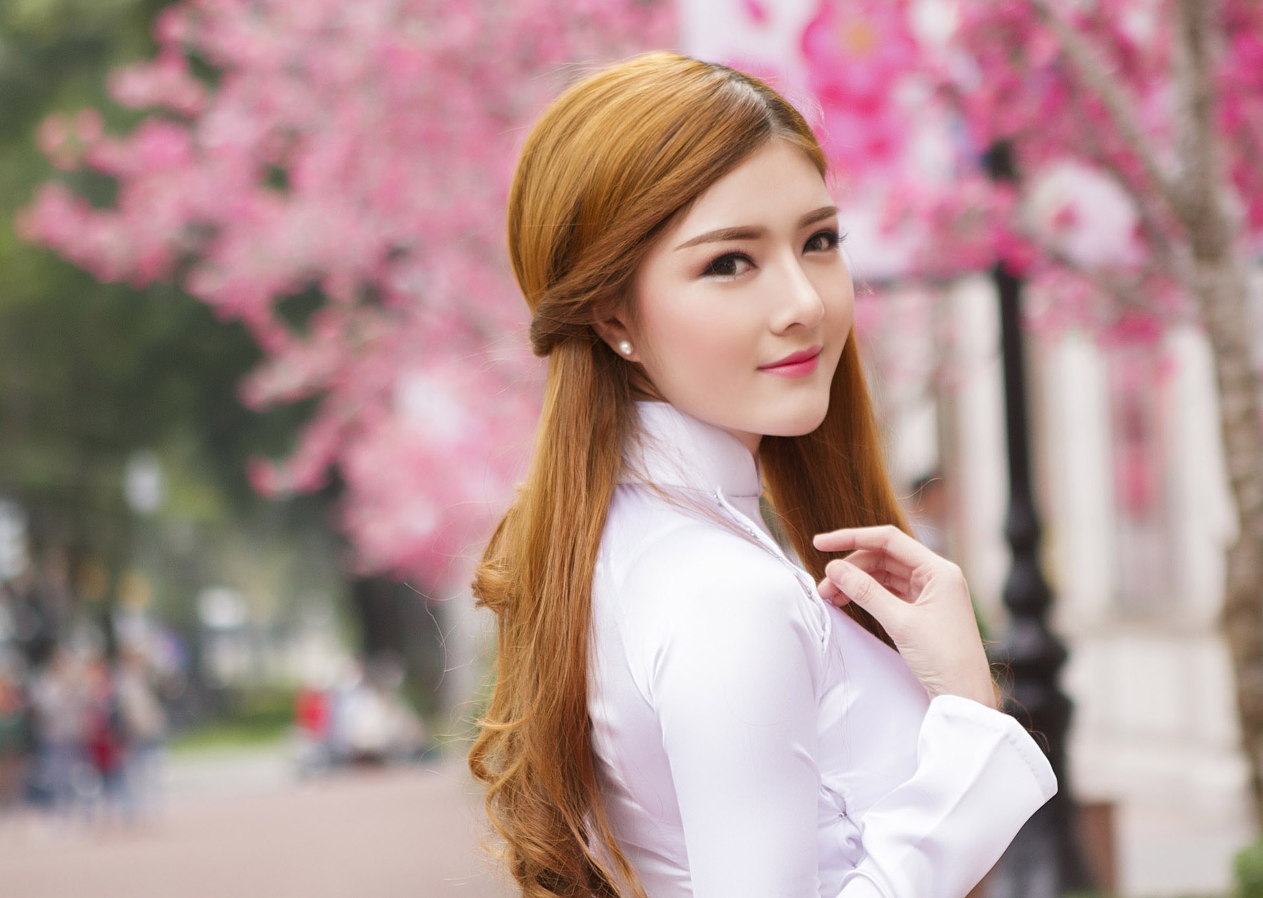 Lilly Luta dien ao dai nu sinh dao pho xuan Sai thanh hinh anh