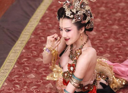 Phim co trang TQ bi chi trich vi khoe nguc hon Vo Mi Nuong hinh anh