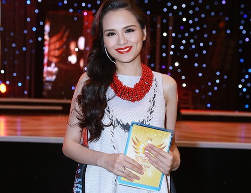 Hoa hau Diem Huong: ‘Tai xuat showbiz khong phai vi tien' hinh anh