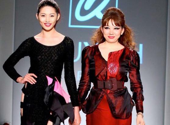 Ban gai Quang Hung lam vedette show Quynh Paris o New York hinh anh