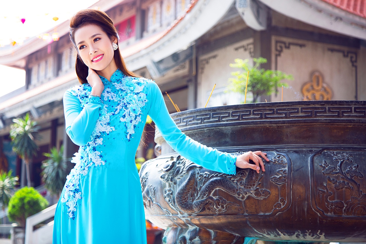 Diep Bao Ngoc dien ao dai 3D khoe dang chuan mot con hinh anh