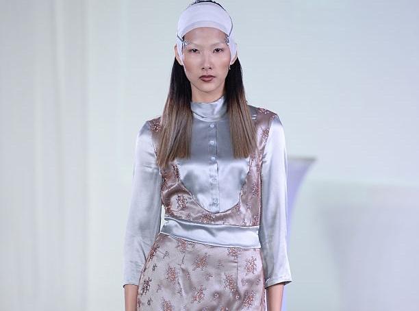 Hoang Thuy ca tinh tren san dien New York Fashion Week hinh anh