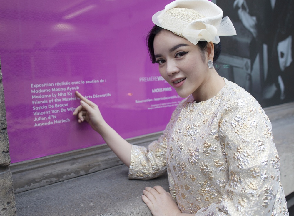 Ly Nha Ky mac sang trong tai trien lam thoi trang o Phap hinh anh