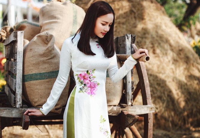 Phan Nhu Thao dien ao dai khoe sac duoi nang chieu hinh anh