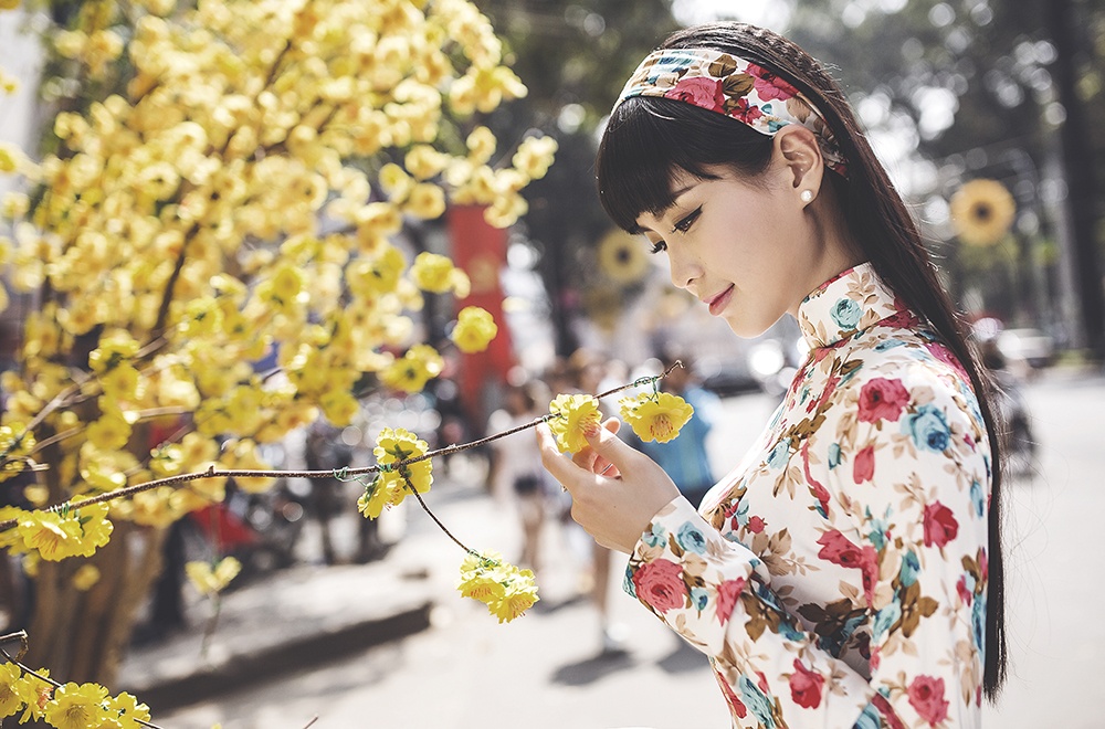 A hau Diem Trang dien ao dai hoa co dien dao pho xuan hinh anh