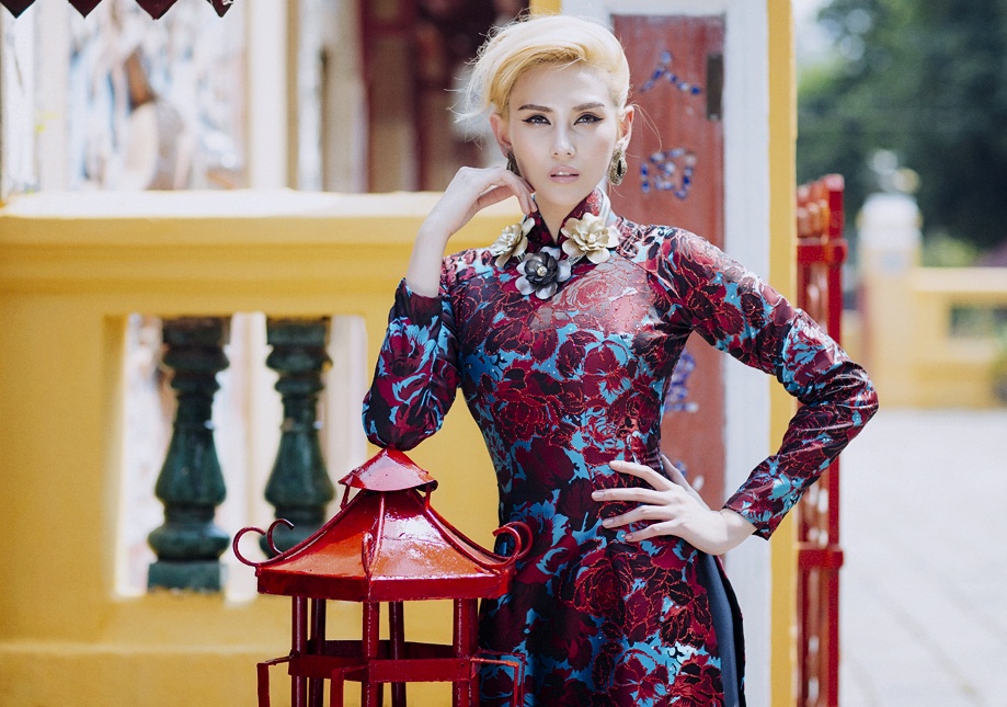 Hoang Yen khoe duong cong voi ao dai xuan At Mui hinh anh