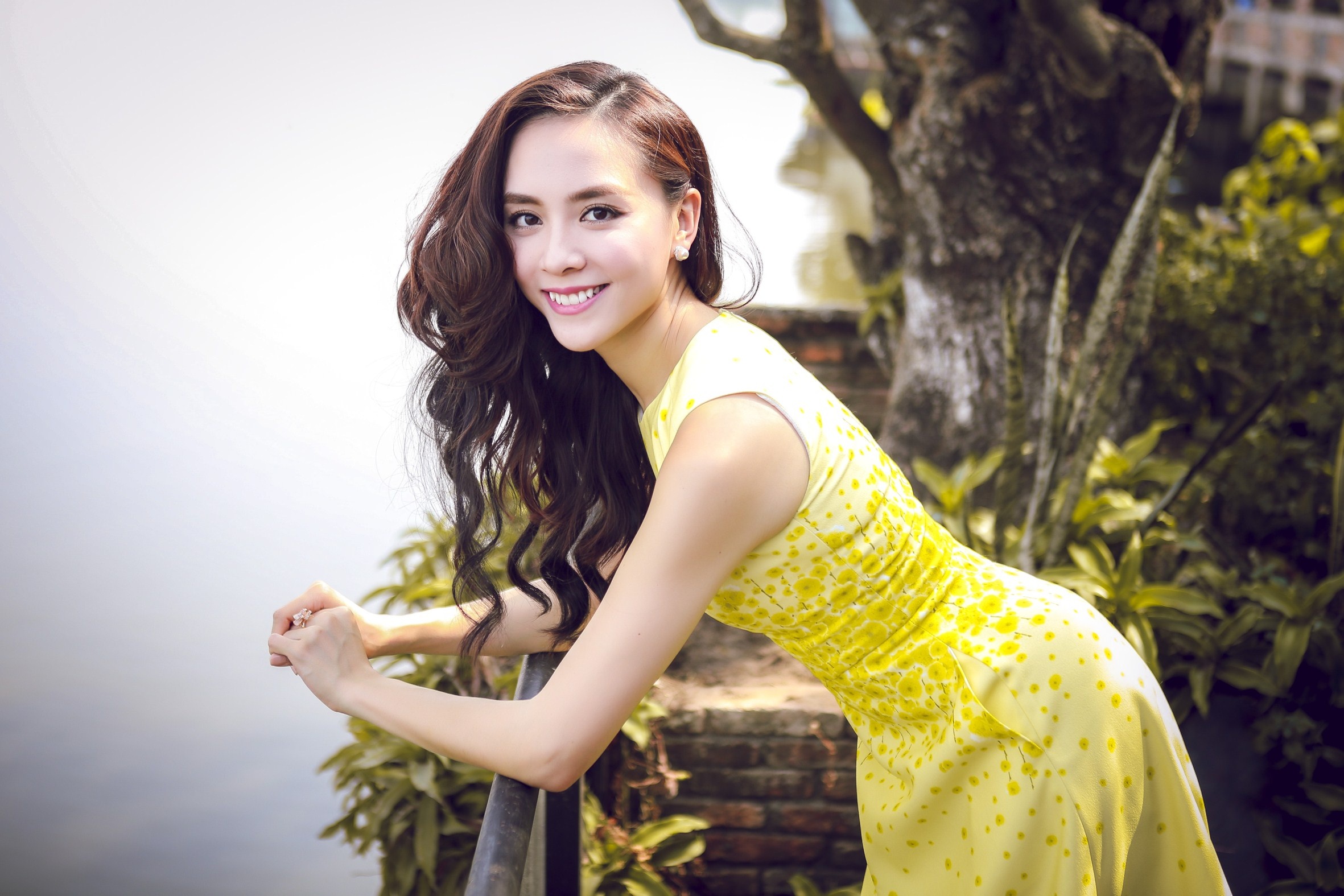 A hau Thien Ly dien vay hoa anh dao ngot ngao don Tet hinh anh