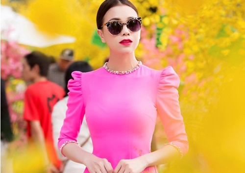 My nhan Viet me man ao dai cach tan khi xuan ve hinh anh
