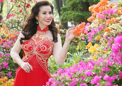 Quy ba Kim Hong dien ao dai khoe sac giua vuon xuan hinh anh