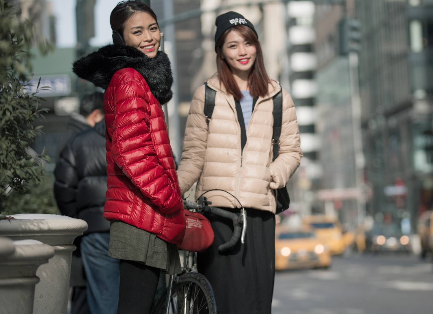 Mau Thuy - Quynh Chau khoe street style mua lanh ca tinh hinh anh