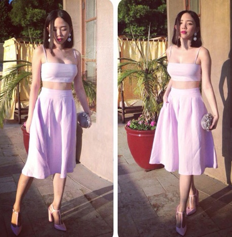 Áo bra-top: Áo bra-top là một trong những kiểu mốt được nhiều sao Việt và các tín đồ thời trang Việt yêu thích trong năm 2014. Tuy nhiên, không phải ai cũng đủ tự tin để trưng diện kiểu mốt kén người mặc. Dẫn đầu phong cách táo bạo có Tóc Tiên, Ngọc Trinh và một số chân dài làng mốt. Trong ảnh, nữ ca sĩ hải ngoại khoe hình thể hoàn hảo trong bộ cánh và phụ kiện đồng tông hồng pastel nhã nhặn. Chiếc áo 