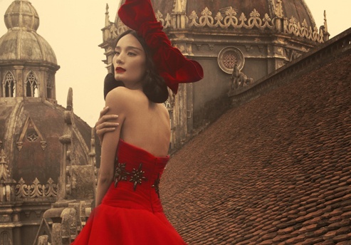 Le Thuy khoe vai hao gay trong man suong lanh leo hinh anh