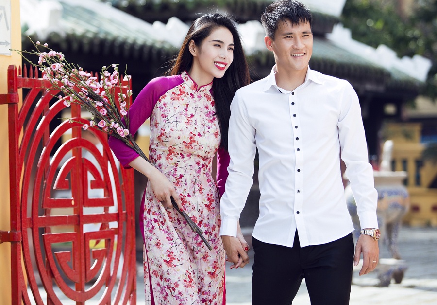 Thuy Tien lam duyen ben Cong Vinh khi di le chua hinh anh
