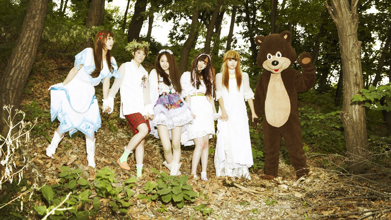 Dù bị chê bai vì những bài hát có ca từ vô nghĩa nhưng album Electric Shock của f(x) vẫn lọt vào danh sách này.