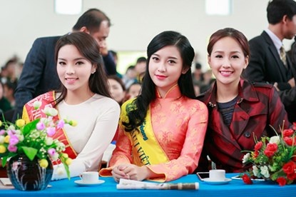 1001 kieu trang phuc 'mua them tuoi' cua my nu Viet hinh anh