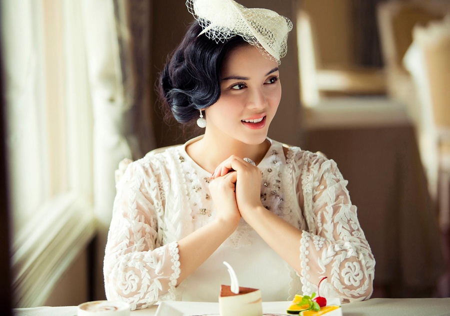 Loat trang phuc voan ren quy phai cua Ly Nha Ky hinh anh