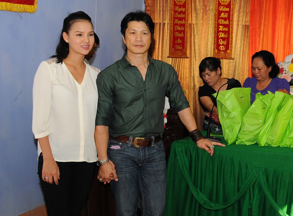 Vo chong Dustin Nguyen tang qua cho nguoi ngheo o Hue hinh anh