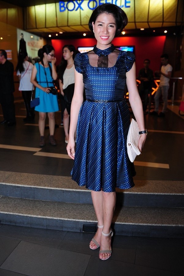 Đông đảo nghệ sĩ Việt góp mặt tại buổi ra mắt phim Lạc giới diễn ra vào tháng 10/2014. Trong sự kiện, Trang Khàn kém nổi bật vì bộ trang phục có phong cách già dặn. Thiết kế lỗi mốt vì những chi tiết thừa thãi không còn phù hợp xu thế đương đại. Bộ váy và mái tóc đứng tuổi biến chân dài 8X thành quý bà U50.