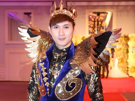 Nghe si nam Vbiz an van khac nguoi tren tham do hinh anh