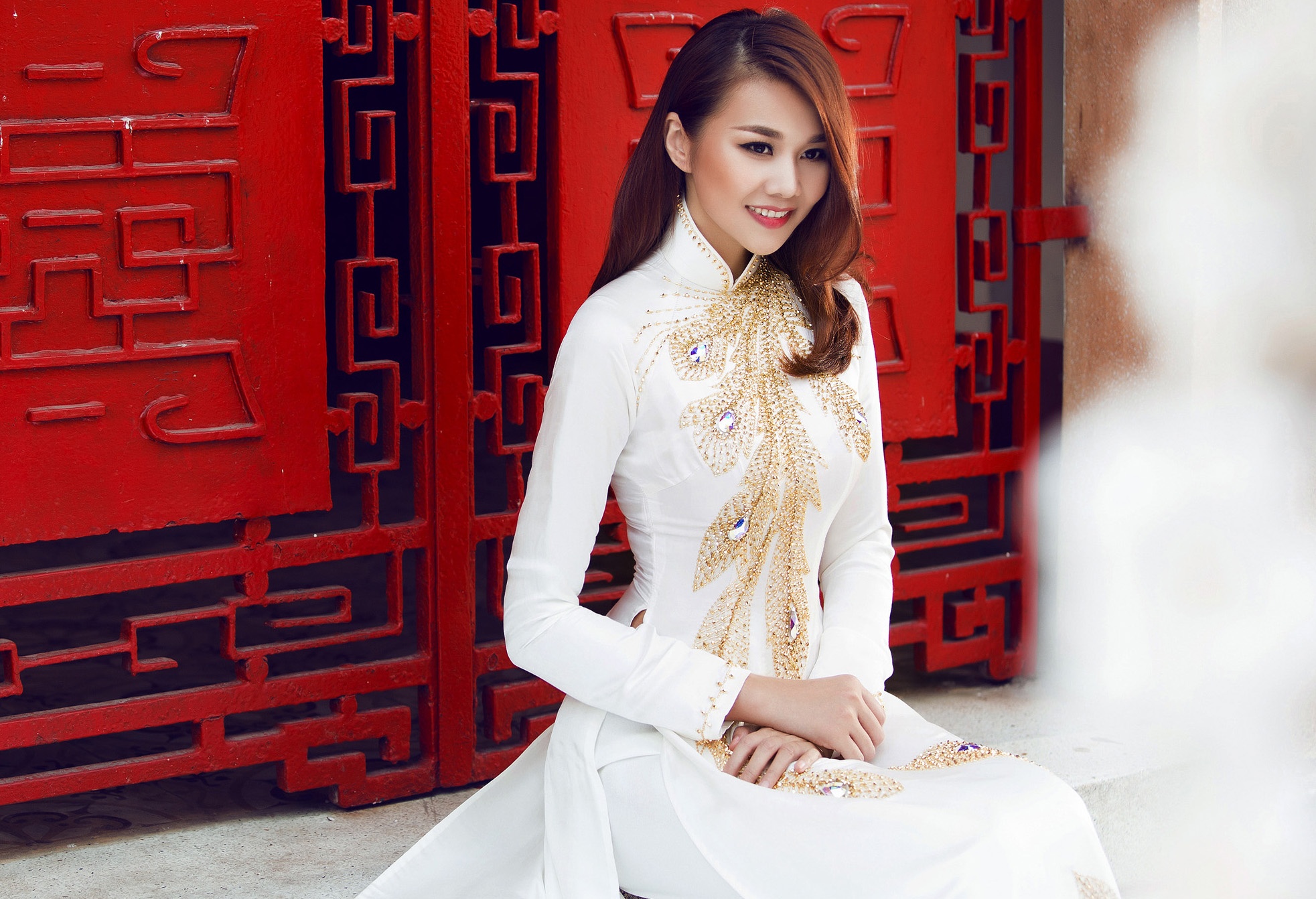 Thanh Hang duyen dang ao dai da sac mau hinh anh