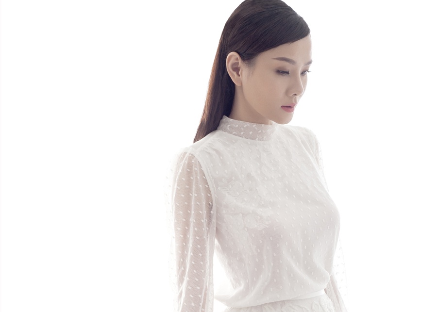 Duong Yen Ngoc dien dam voan ren trang trong treo hinh anh