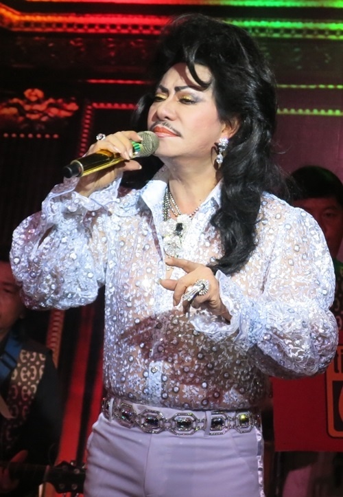 Ca sĩ hải ngoại Tuấn Anh để lại hình ảnh không mấy đẹp mắt vì gu thời trang lập dị trên sân khấu. Nam ca sĩ thường khoác lên mình những bộ trang phục được thiết kế độc quyền, đính kết kim sa nữ tính, bắt ánh đèn sân khấu.