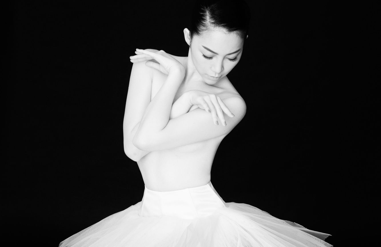 Linh Nga ban nude nhay mua trong phong tap hinh anh