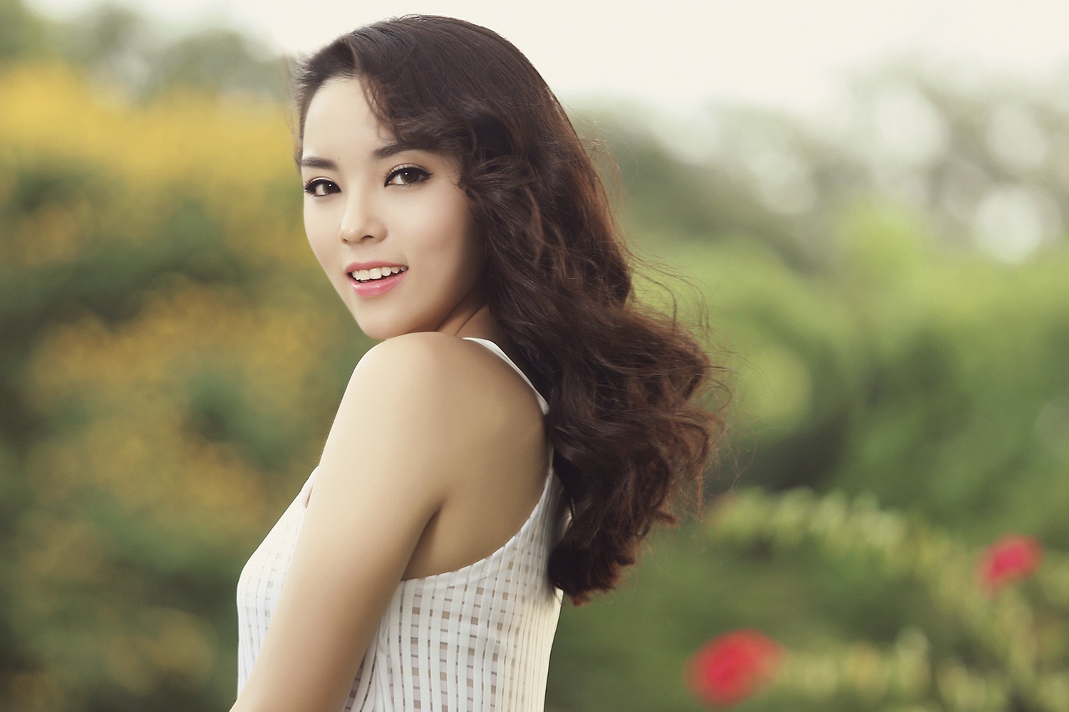 Hoa hau Ky Duyen trong treo duoi nang ban mai hinh anh