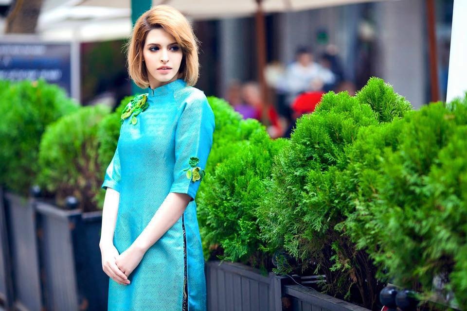 Dan sao Viet phai long ao dai gam hoa co dien hinh anh