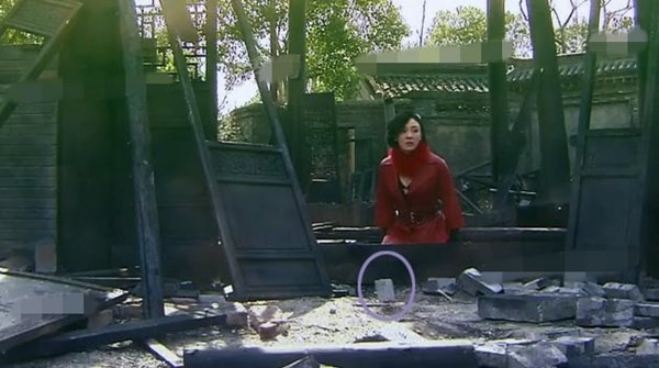 Dù không có ai tác động nhưng vị trí viên gạch trông hoàn toàn khác.