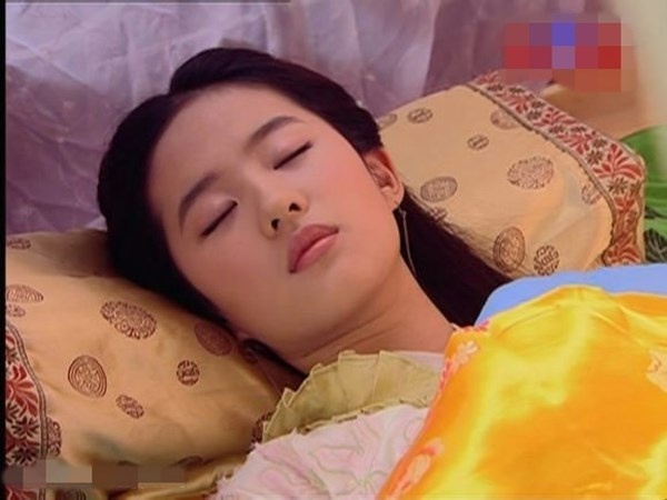 Công chúa Triệu Linh Nhi (Lưu Diệc Phi) khi ngủ vẫn đẹp như thiên thần.