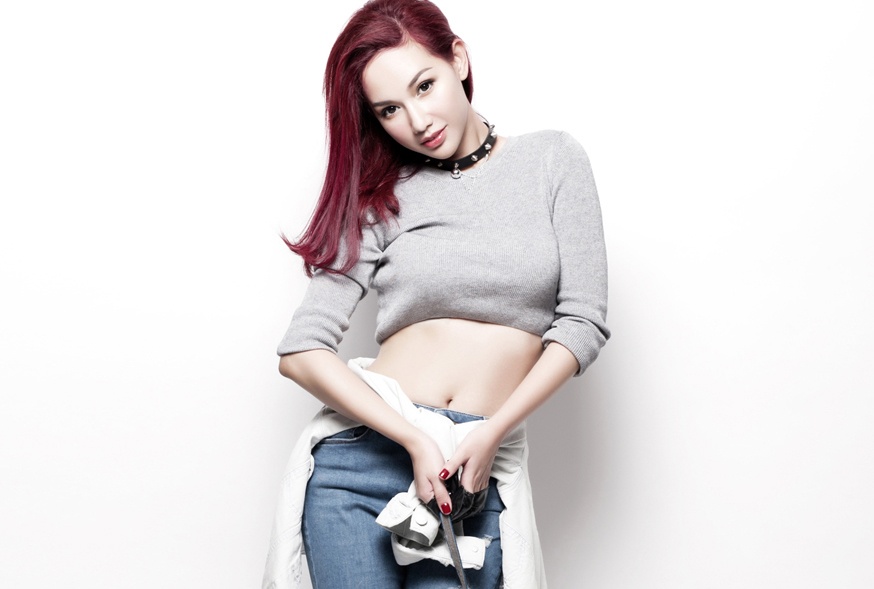 Quynh Chi dien crop-top khoe eo thon gon hinh anh