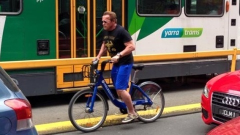 Arnold Schwarzenegger đầu trần đạp xe trên đường phố Melbourne hôm 16/3.