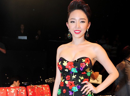 My nhan Viet lang xe hoa tiet hoa tren tham do hinh anh