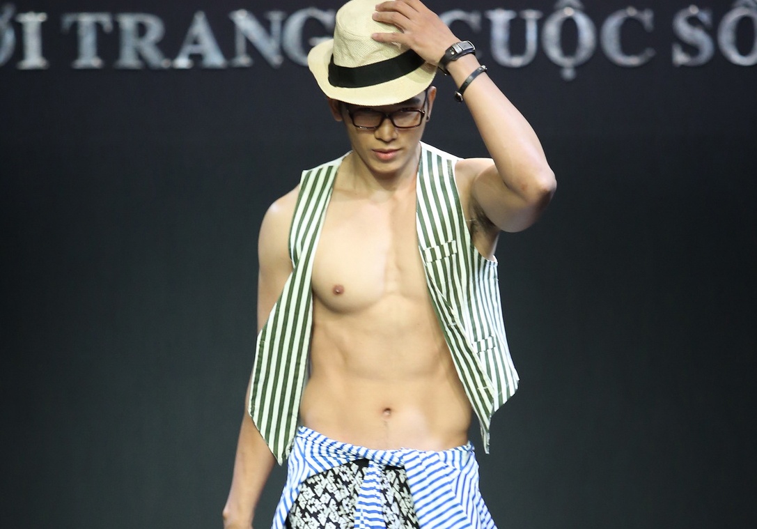 Ngoc Tinh khoe co bung 6 mui tren san catwalk hinh anh