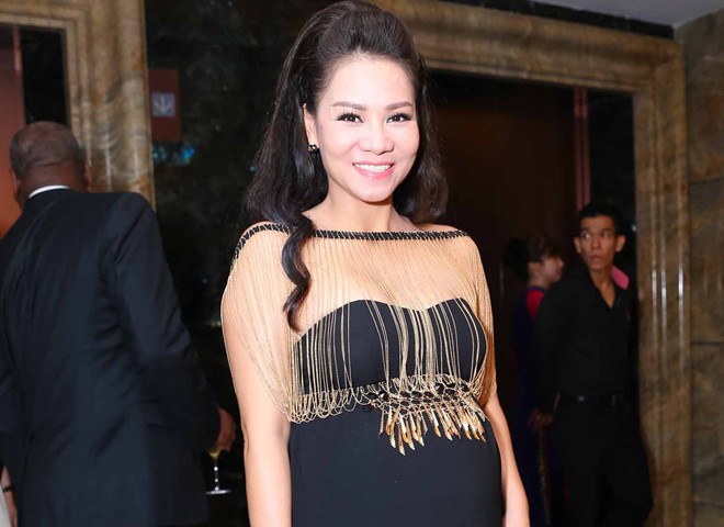 Ba bau Thu Minh goi cam dan dau nhom sao dep tuan qua hinh anh