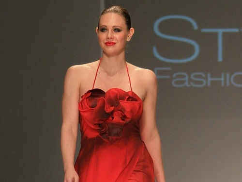 Dan sao Hollywood dien da hoi cua Quynh Paris tren tham do hinh anh