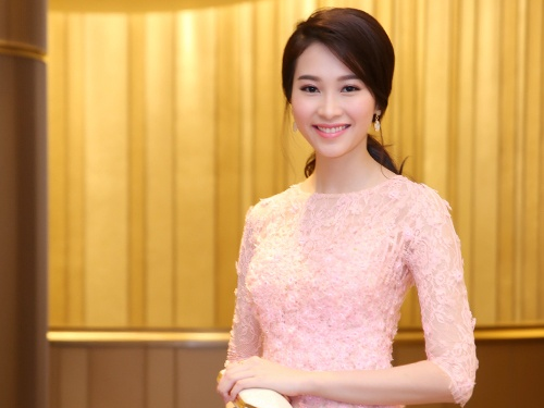 Hoa hau Viet dien dam hong pastel ngot ngao tren tham do hinh anh