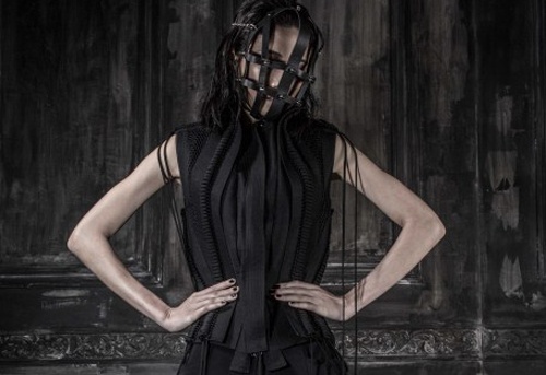 Kha My Van deo mat na chien binh chup anh lookbook hinh anh