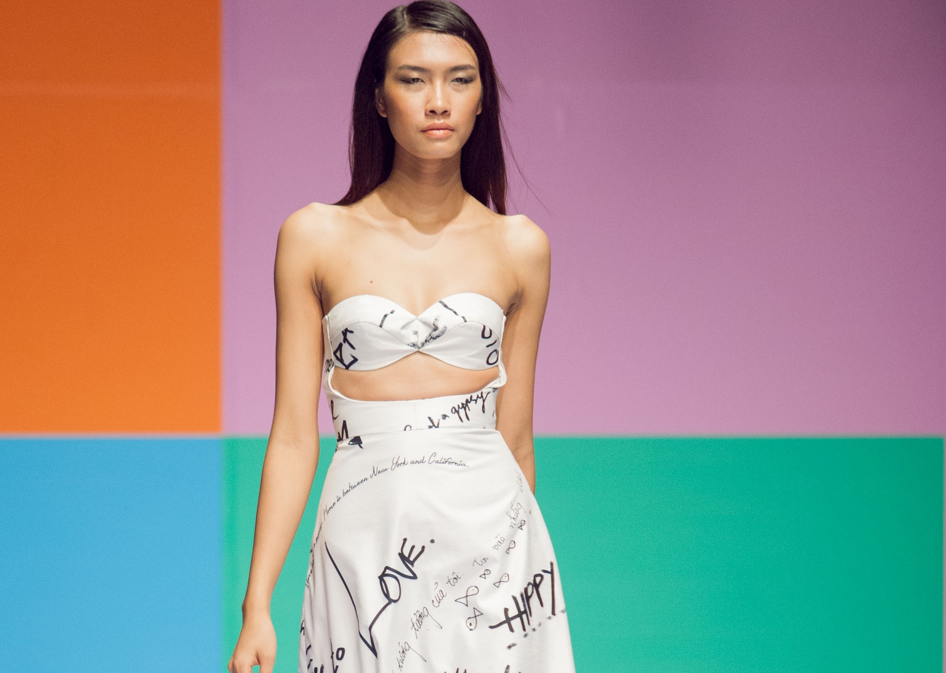 Nguyen Oanh Next Top Model dien ao cup nguc khi catwalk hinh anh